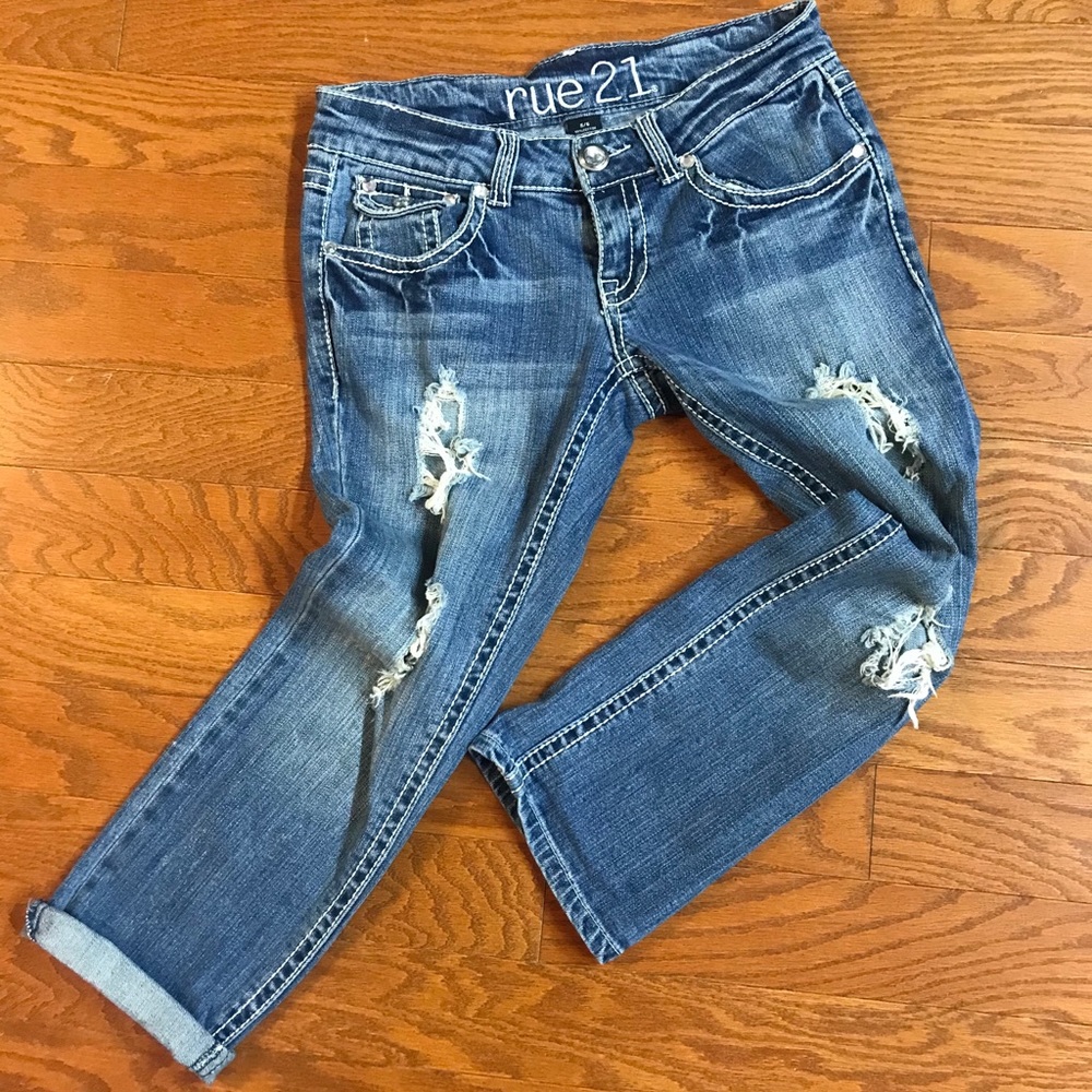 Rue 21 jewel buttoned mid-calf capris